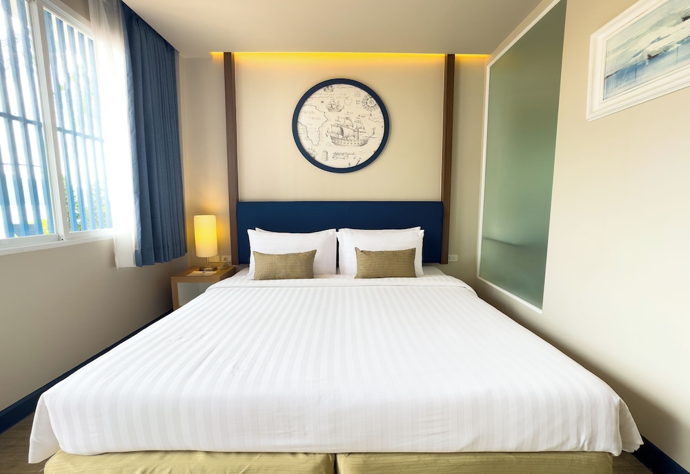 DELUXE, DOUBLE BED, POOL SIDE
