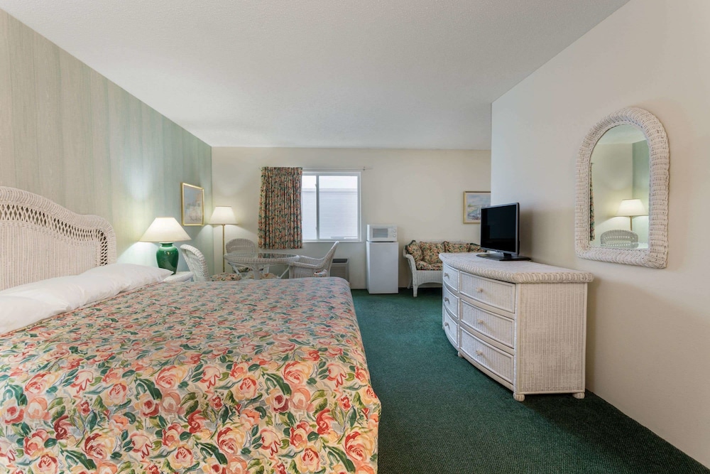 Super 8 by Wyndham Reedsburg 5/36