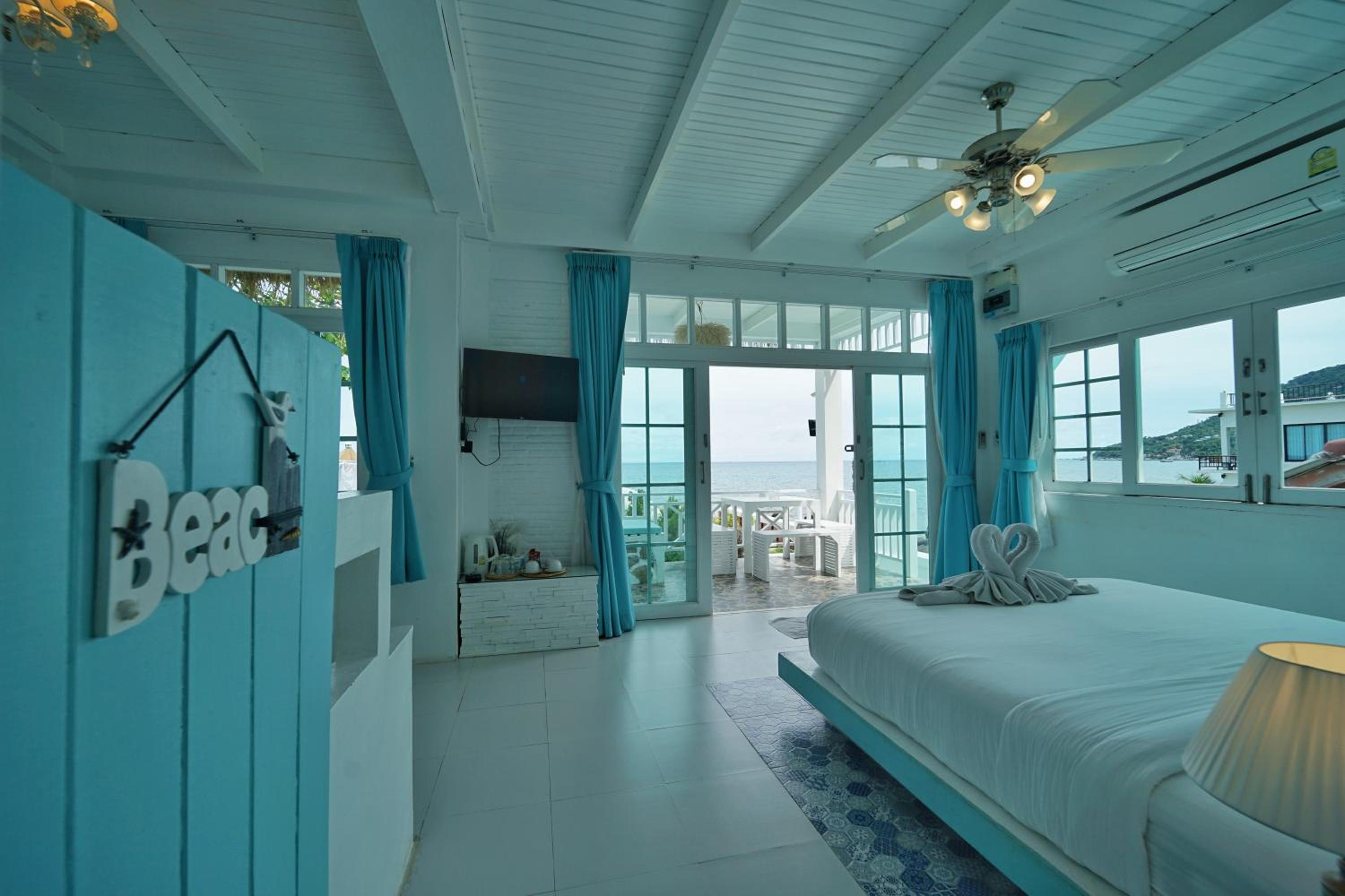 Deluxe, Triple, 1 King and 1 Single Beds, Sea Front