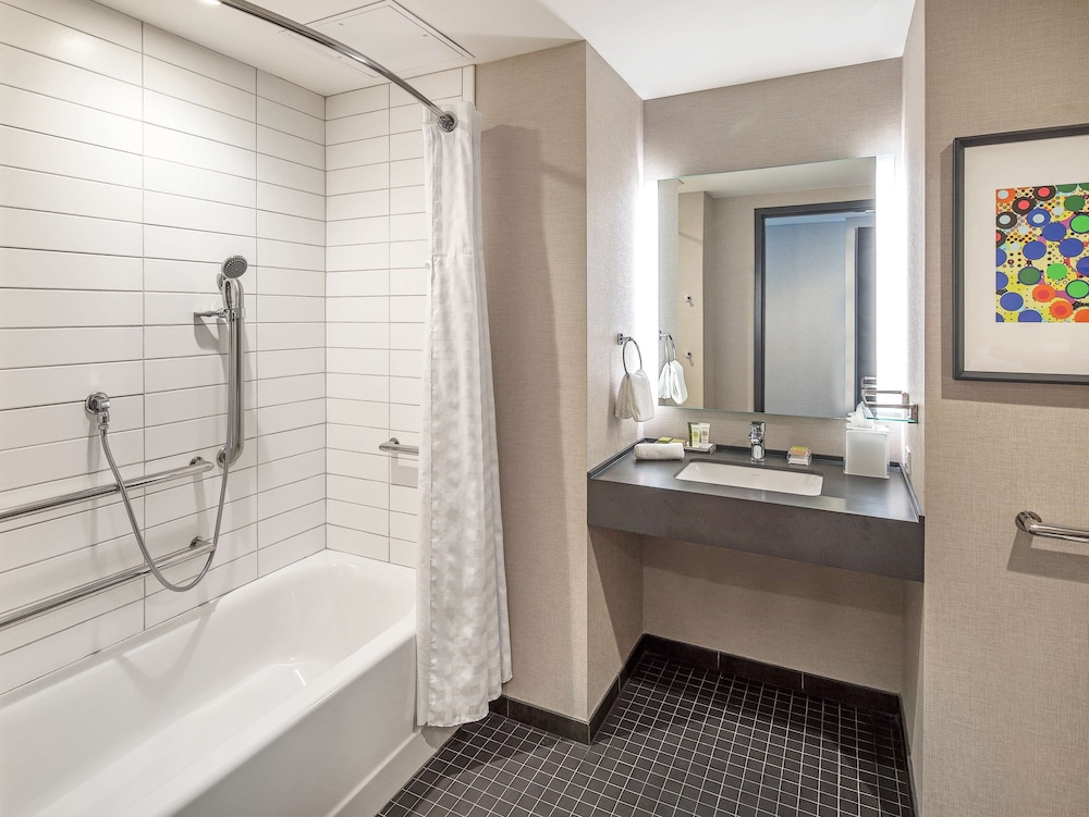 Hilton Des Moines Downtown 17/70