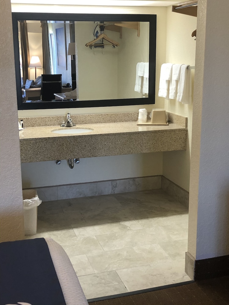 Days Inn & Suites by Wyndham Navarre - near Beaches/Hurlburt 6/27