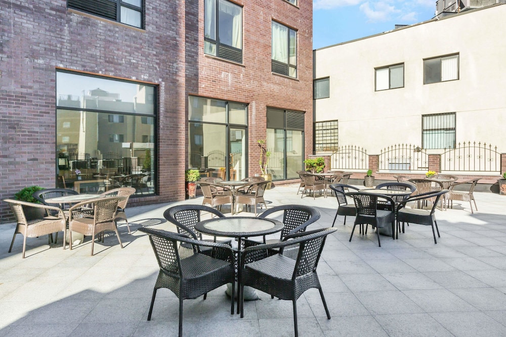 Ramada by Wyndham Flushing Queens 20/35