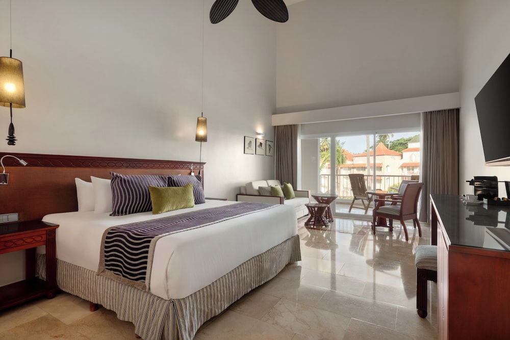 Junior Suite, Single, 2 Queen Beds, Pool Side, Sofa