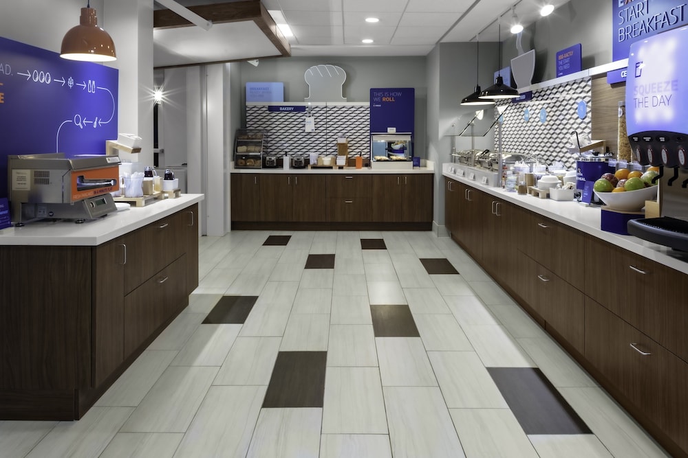 Holiday Inn Express And Suites Wilmington West - Medical Park 7/60