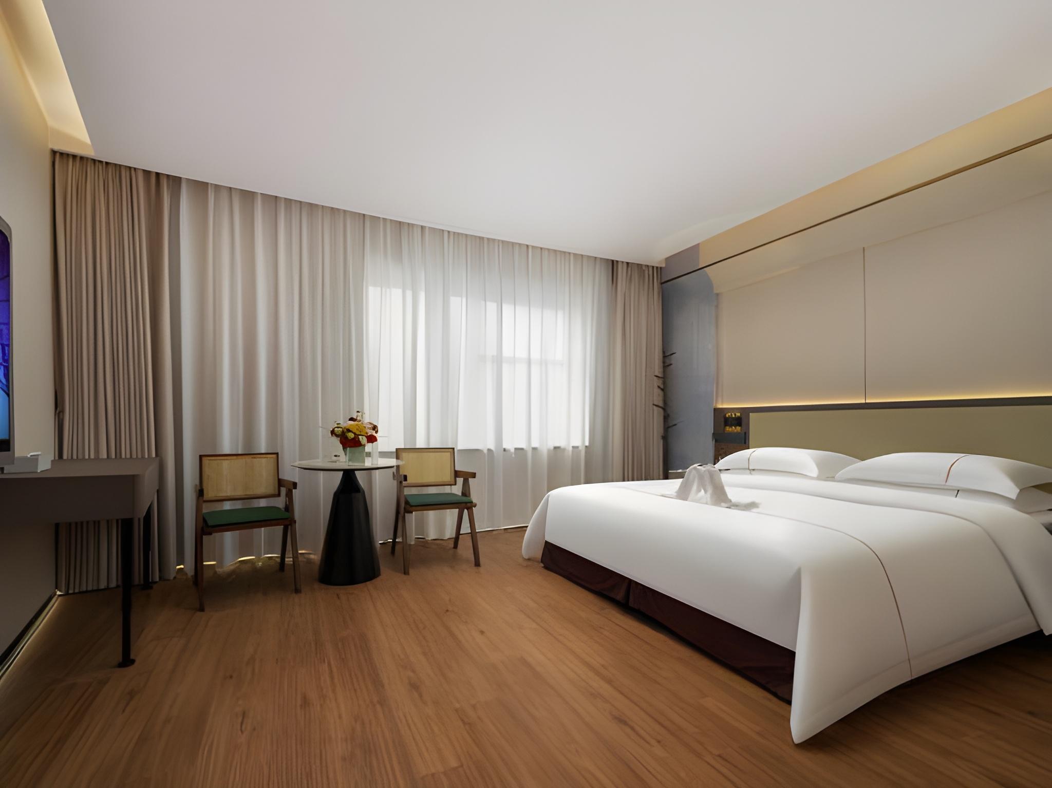 Cozy, Smart, Queen Bed