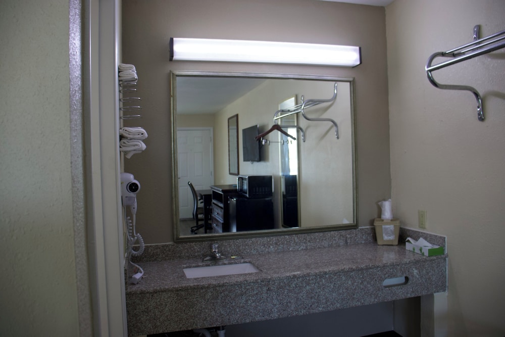 غرفة قياسية بسرير كينج، Key West Inn Cookeville 4/5