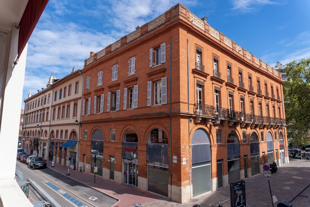 Ours Blanc Place Victor Hugo 6/67