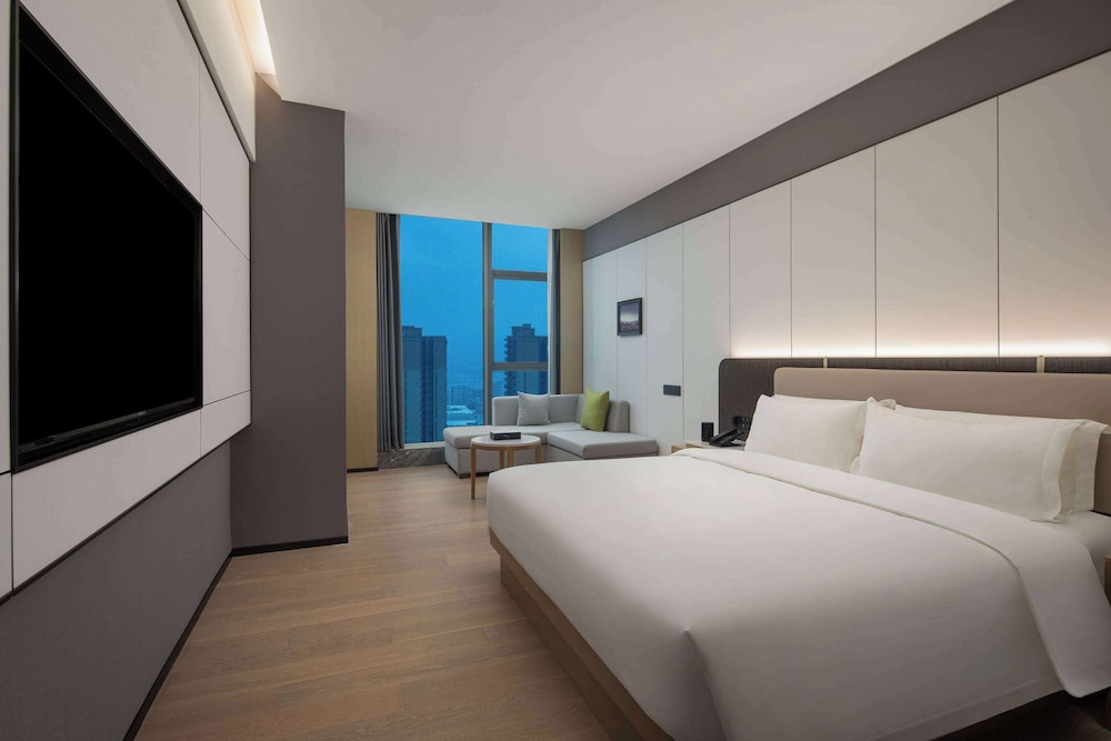 DELUXE, KING BED, CITY VIEW