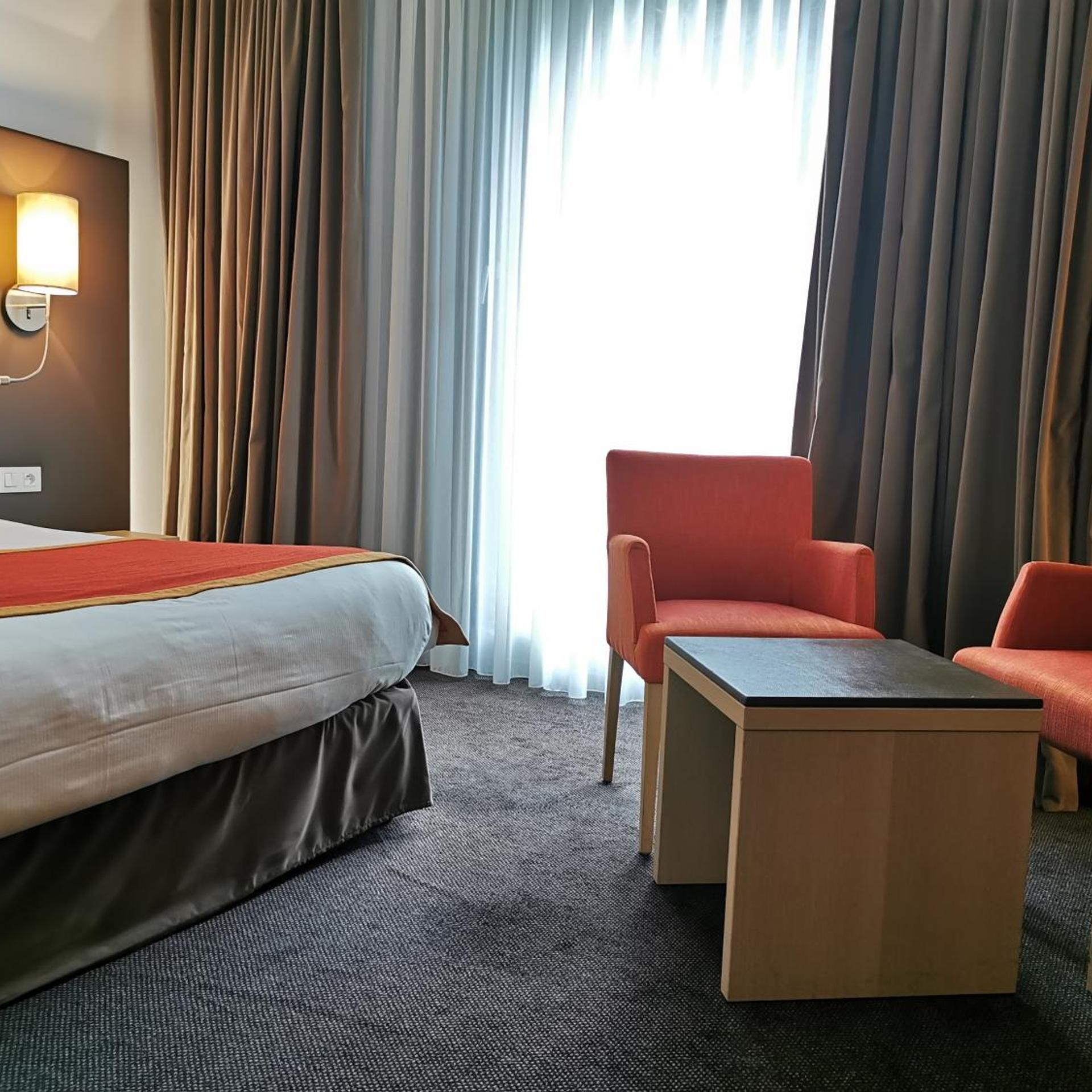 غرفة كبيرة بسرير كينج، Hotel De La Source 3/4