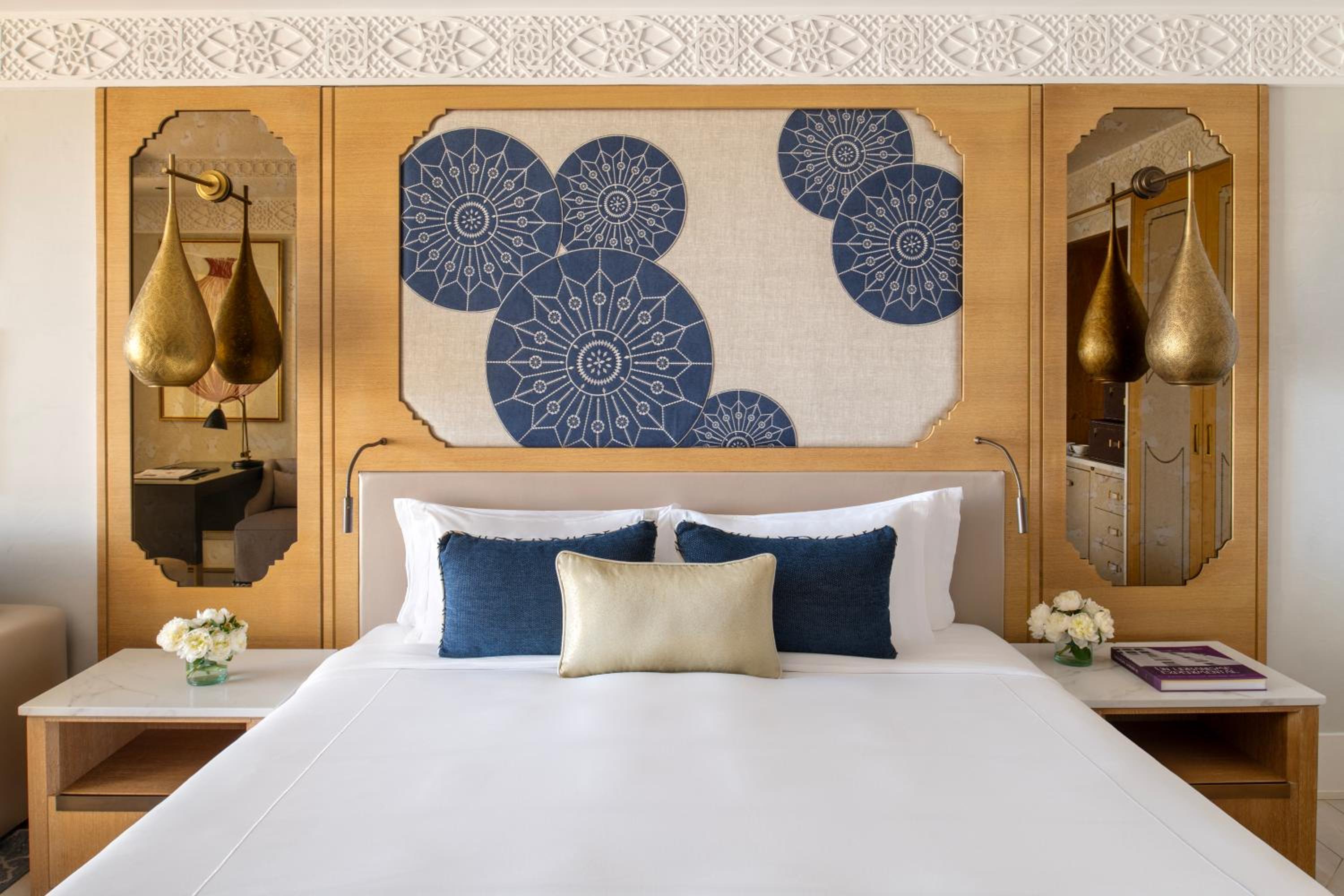 DELUXE, KING BED, PANORAMIC VIEW
