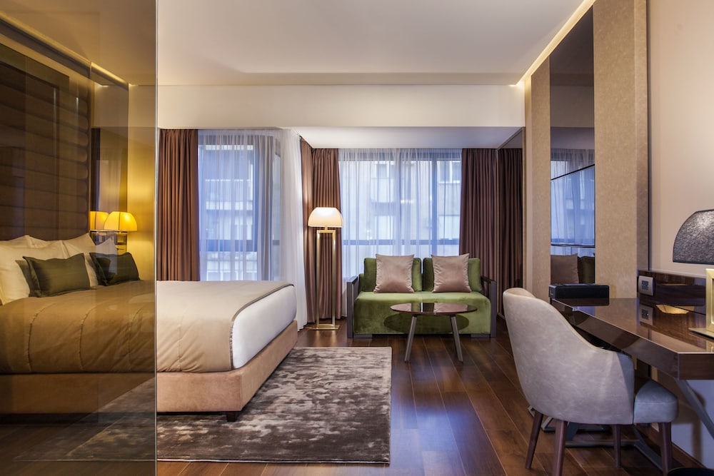 Saint Ten Hotel 45/83