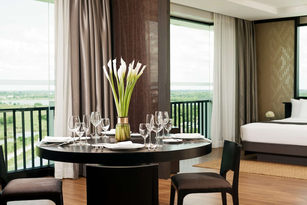 AVANI Khon Kaen Hotel and Convention Centre 56/69