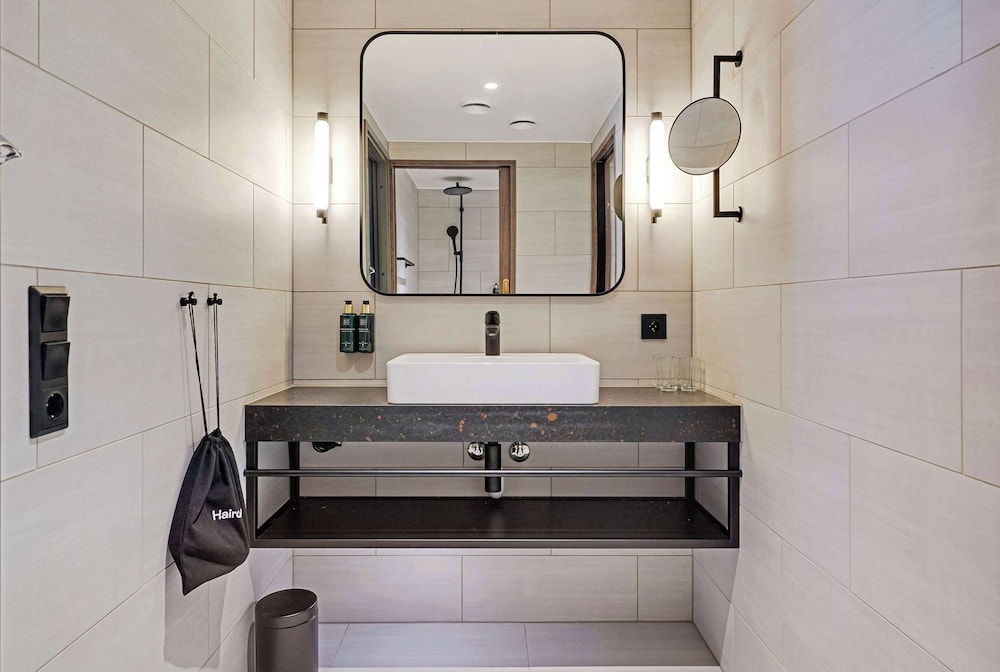 Clarion Hotel Helsinki Airport 63/65