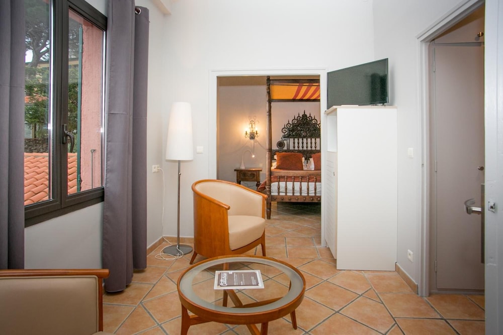 Le Relais Des Trois Mas 24/44