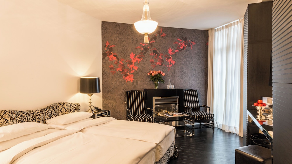 Opera Hotel 12/50