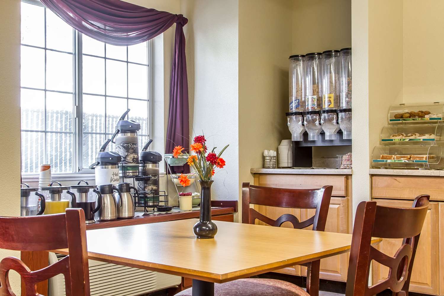 Econo Lodge Inn & Suites Santa Rosa South 17/18