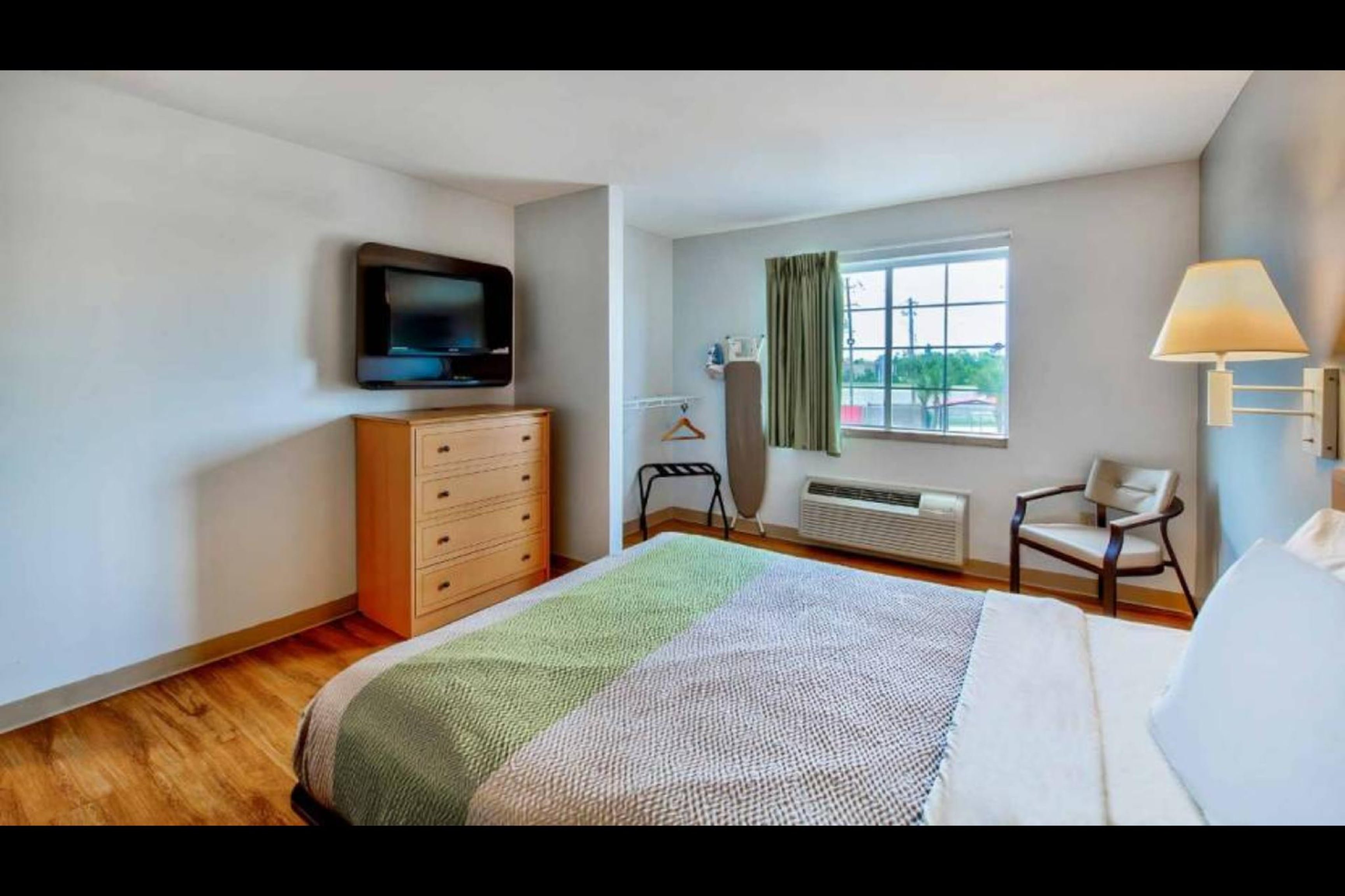 Oyo Townhouse Sulphur,LA Extended Stay I-10 12/27