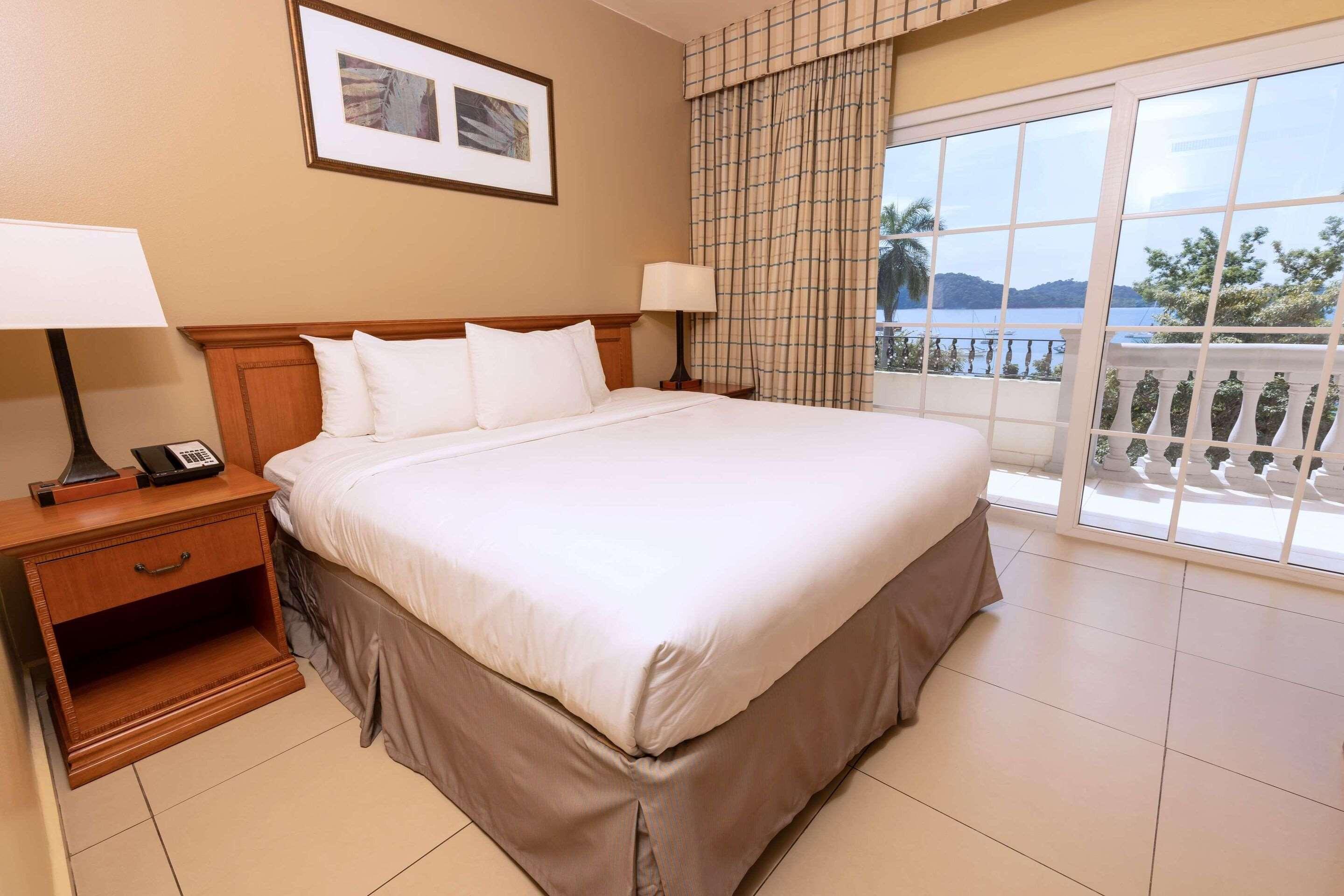 SUITE, KING BED