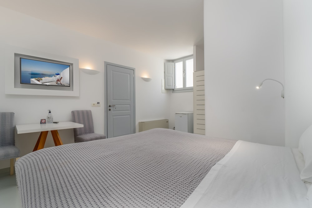 Central Fira Hotel 11/62