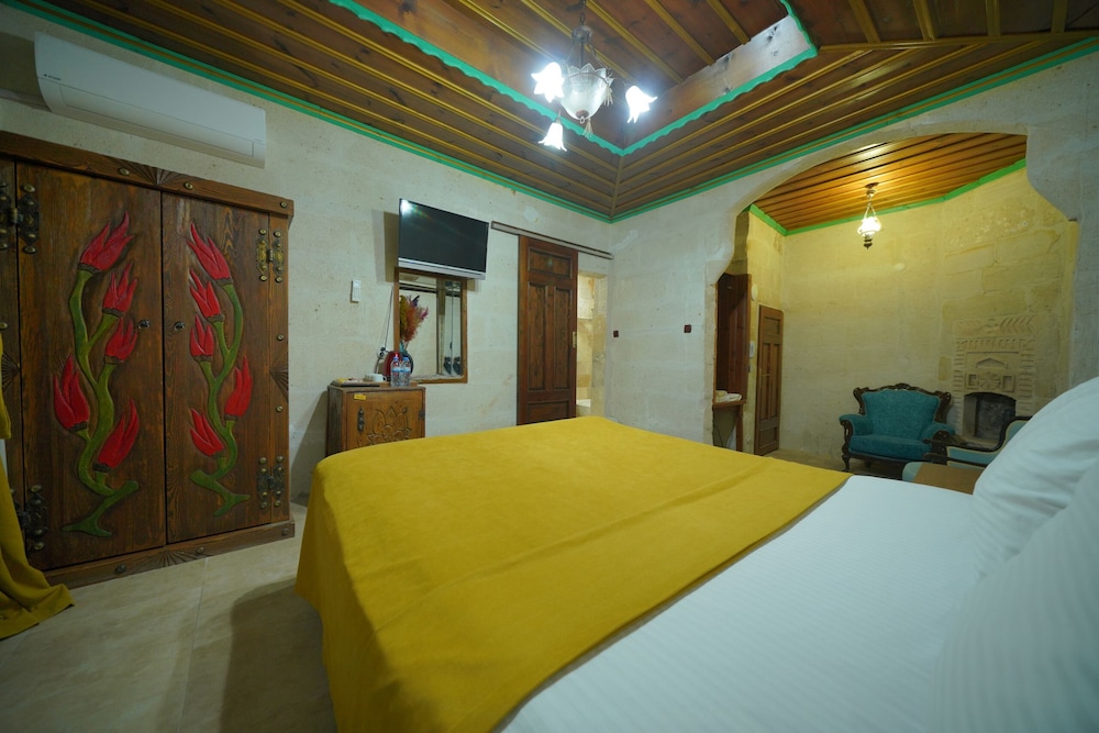 Holiday Cave Hotel 11/81