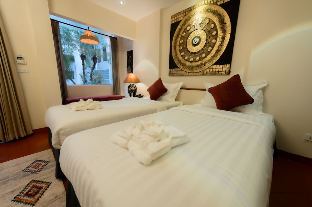 DELUXE, DOUBLE OR TWIN BED