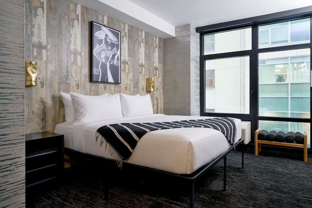 Penthouse Suite, Accessible