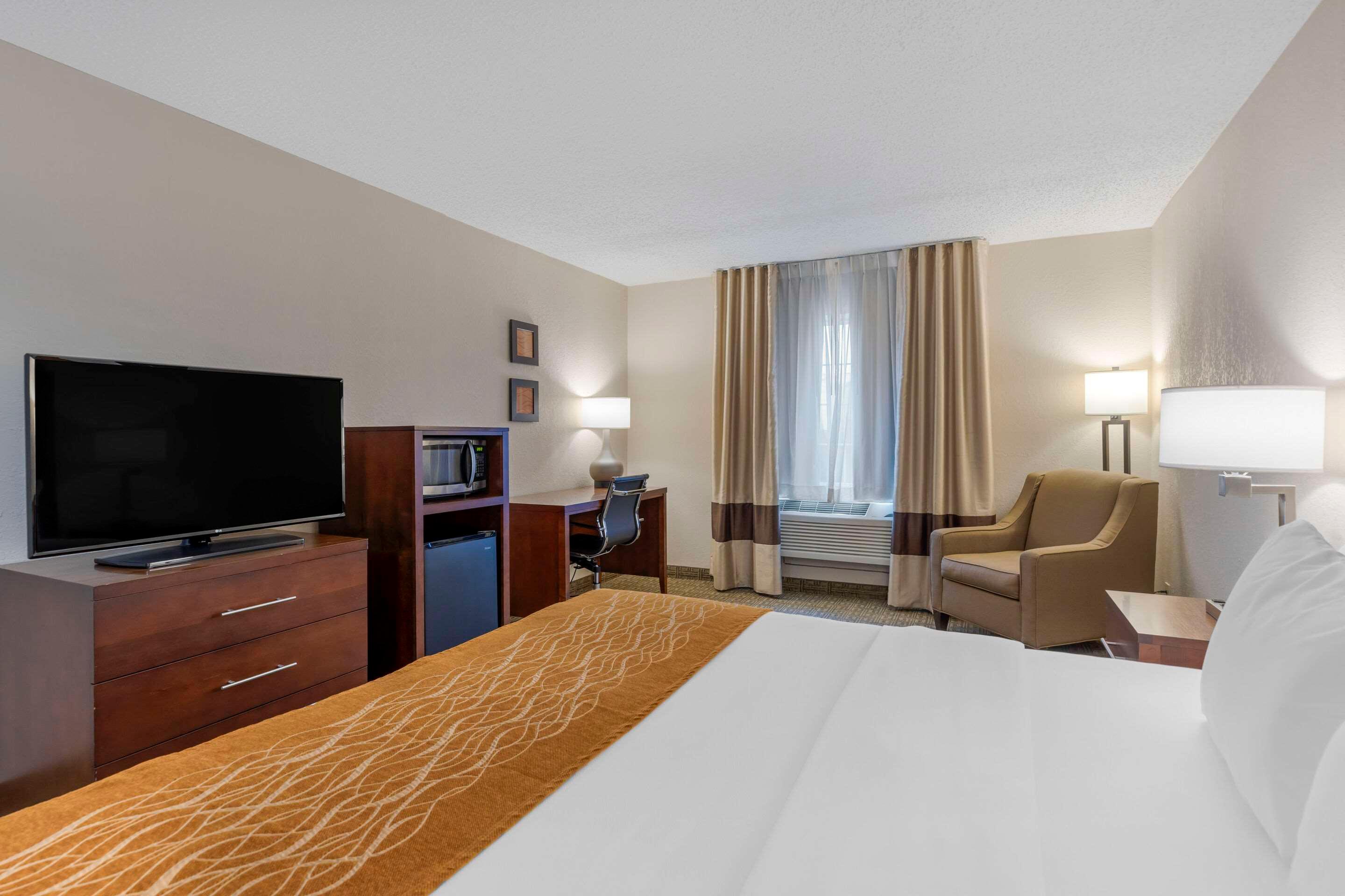 غرفة بسرير كينج، Comfort Inn St. Louis - Westport Event Center 10/10
