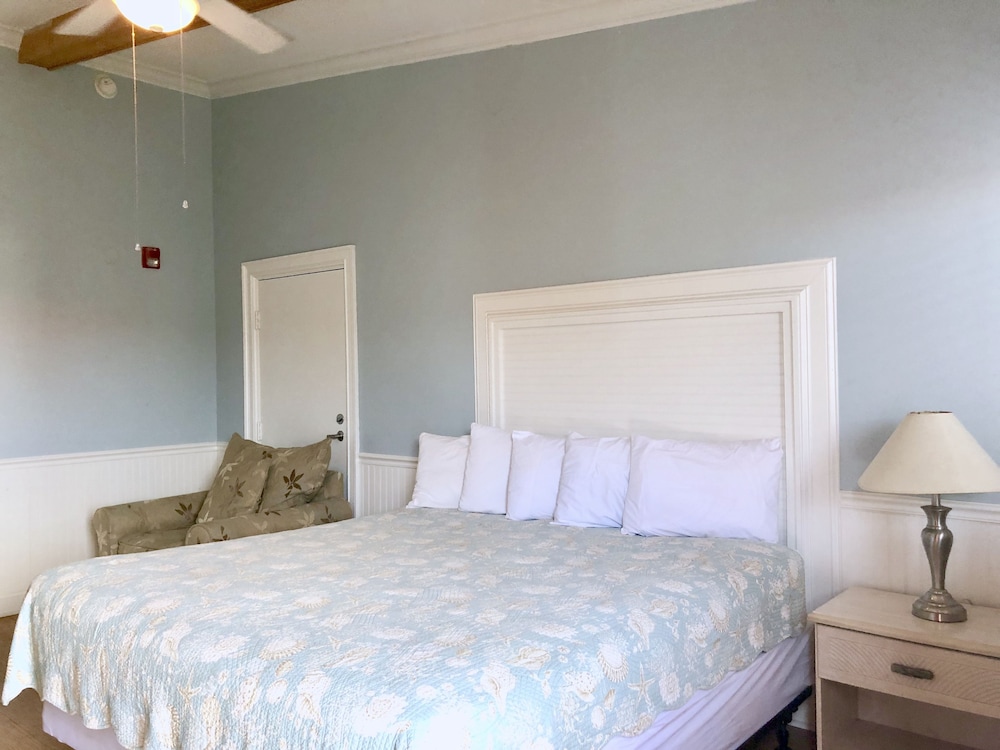 Sea And Breeze Hotel And Condo 27/49