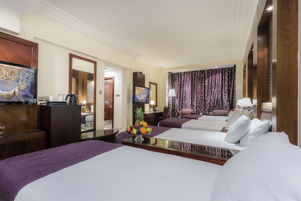 ROOM, QUADRUPLE