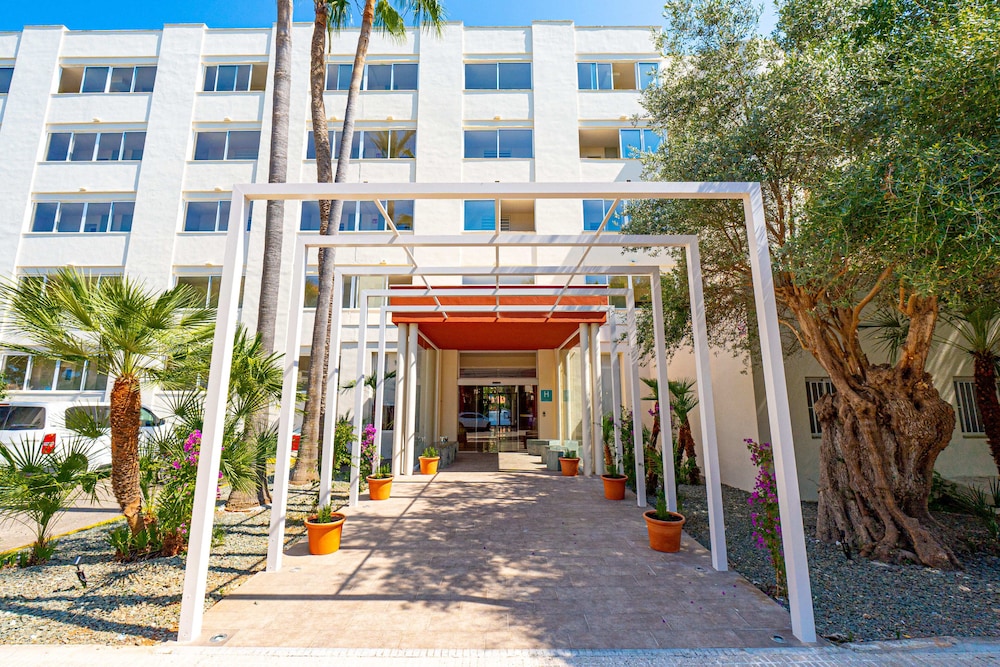 Intelier Rosella Hotel 33/41