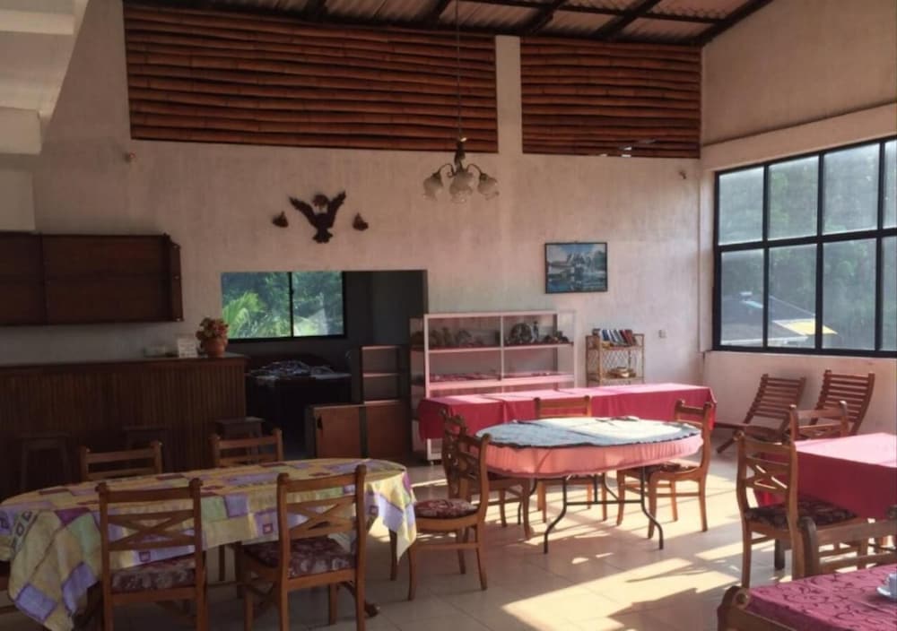 Majestic Tourist Hotel 33/49