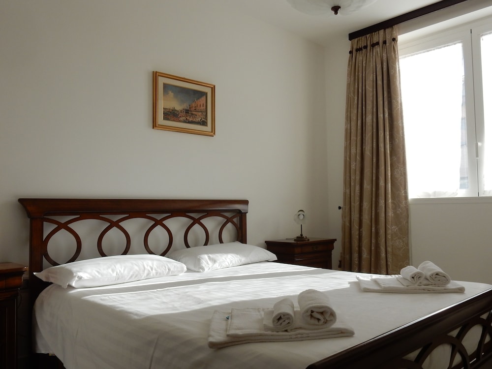2 Bedrooms, Classic, Apartment, Double and Twin Beds, Lake View, Balcony