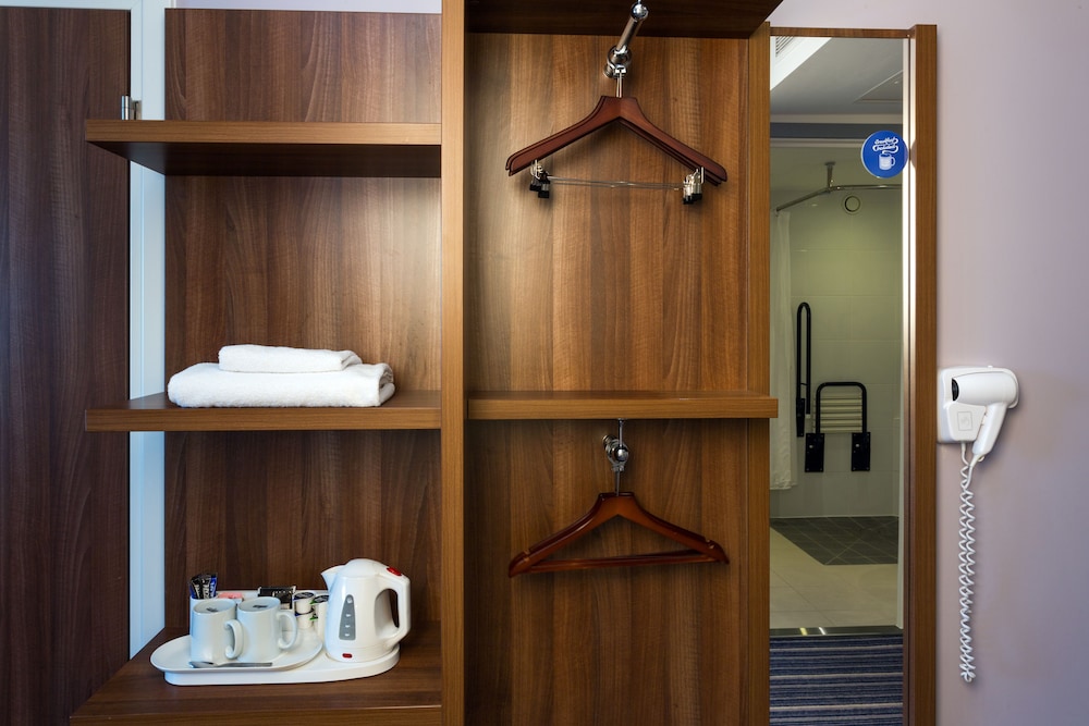 HOLIDAY INN EXPRESS HARLOW 27/74