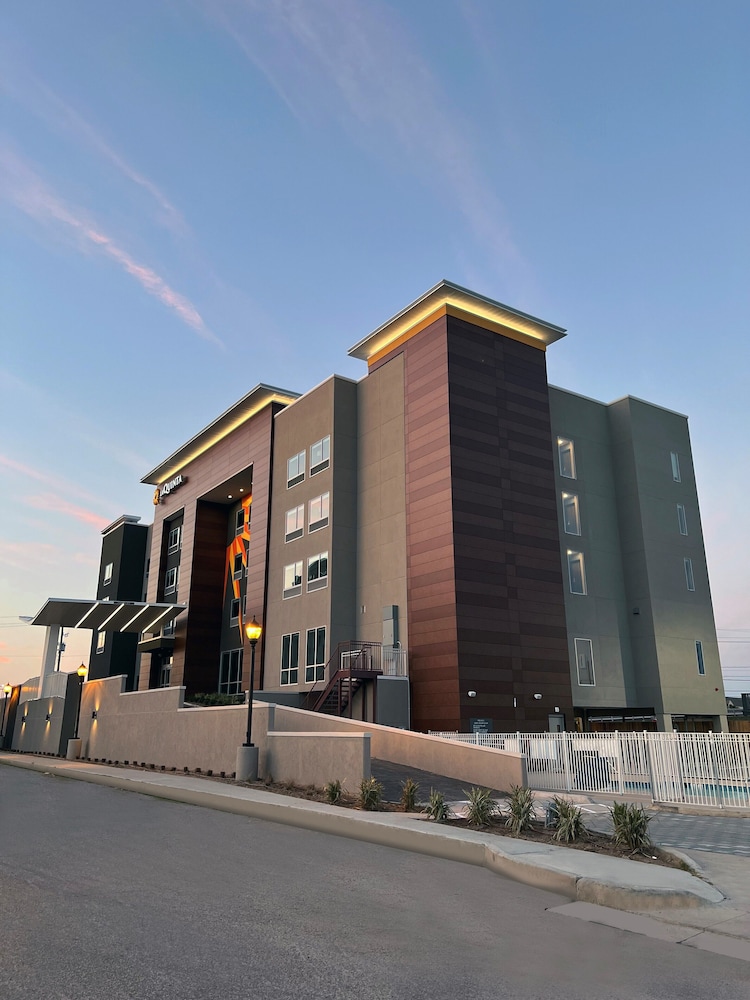 La Quinta Inn and Suites by Wyndham Galveston North at I-45 4/28