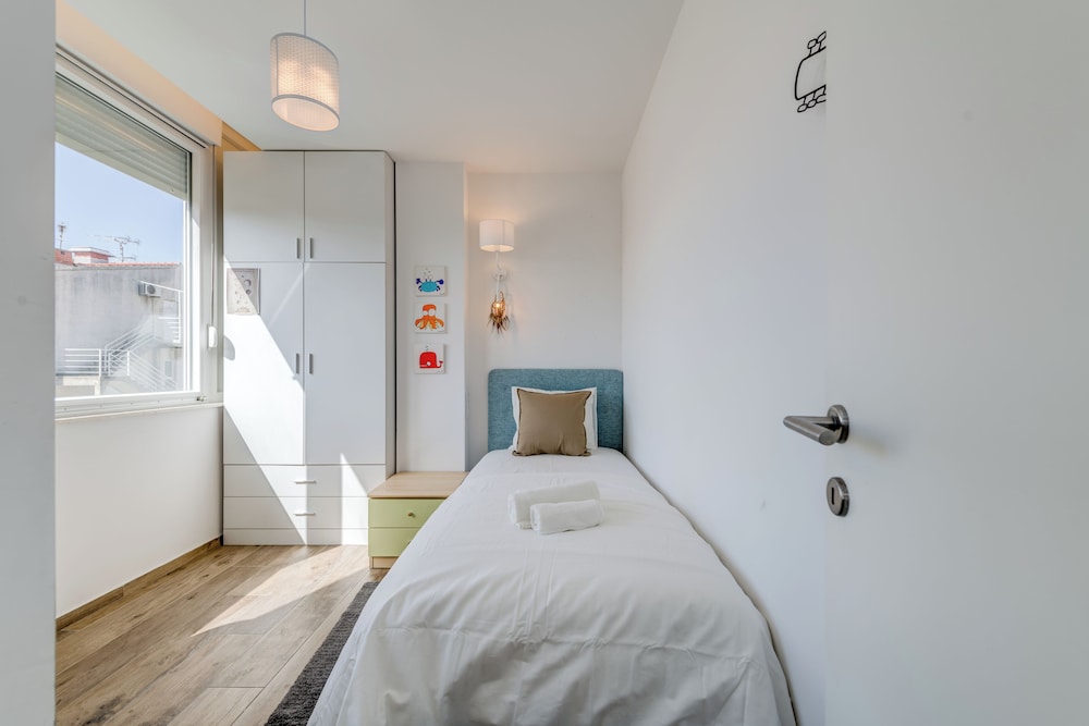 Bells & Whistles, Comfortable Condo 4/30