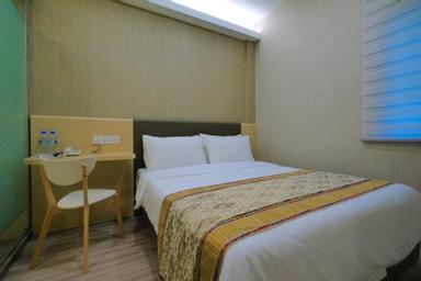 Standard, Queen Bed, No Window