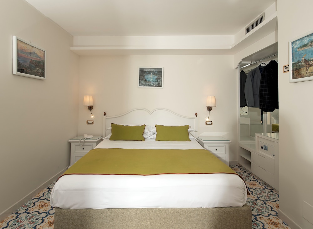 STANDARD, DOUBLE OR TWIN BED, POOL SIDE