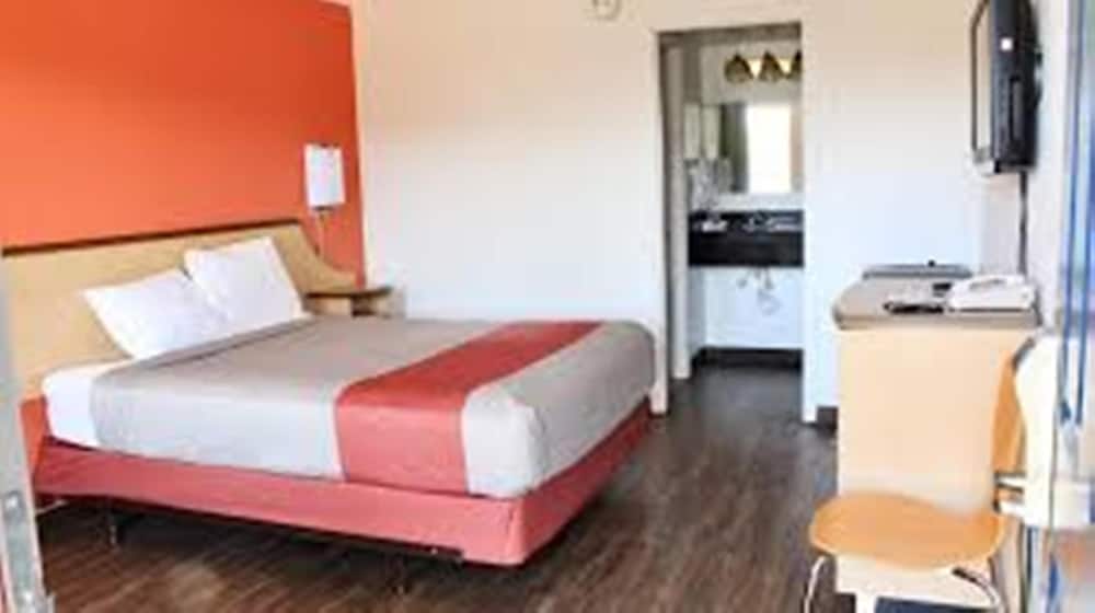 DELUXE, KING BED