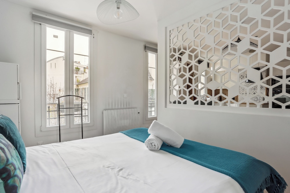 Luxury, Apartment, Queen Bed, Street View, Sofa