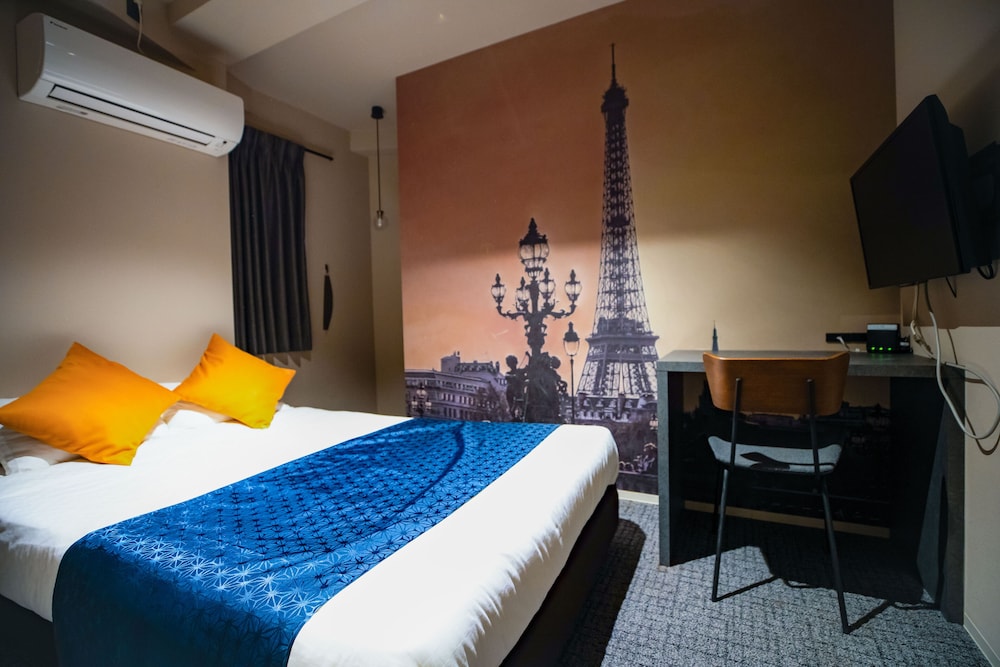 STANDARD, DOUBLE BED, SHARED BATHROOM