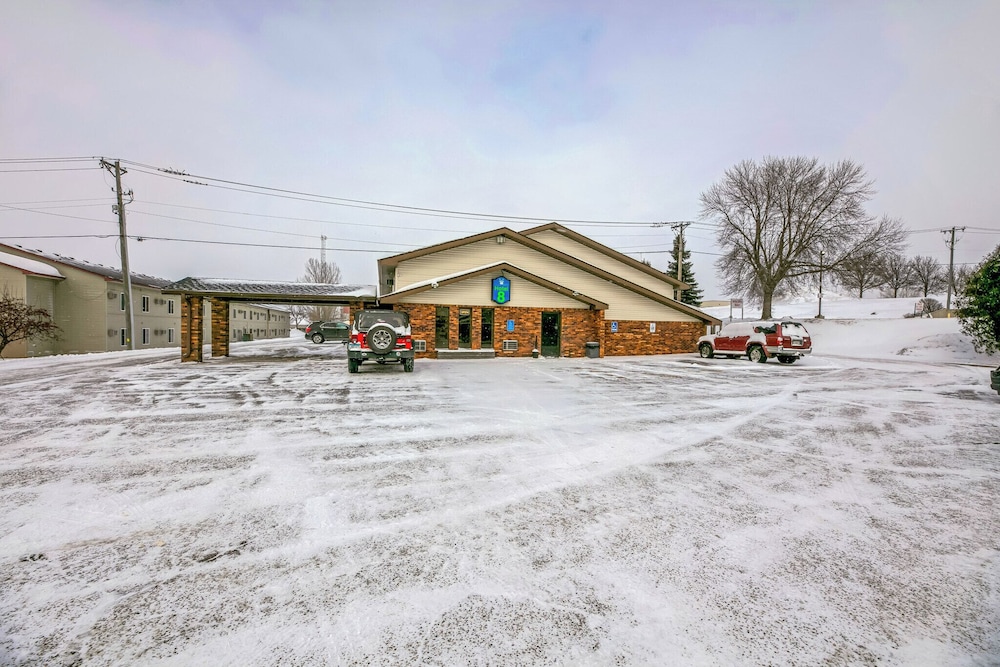 Hotel 8 Fergus Falls 32/49