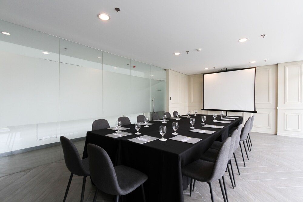 Privato Makati 26/41