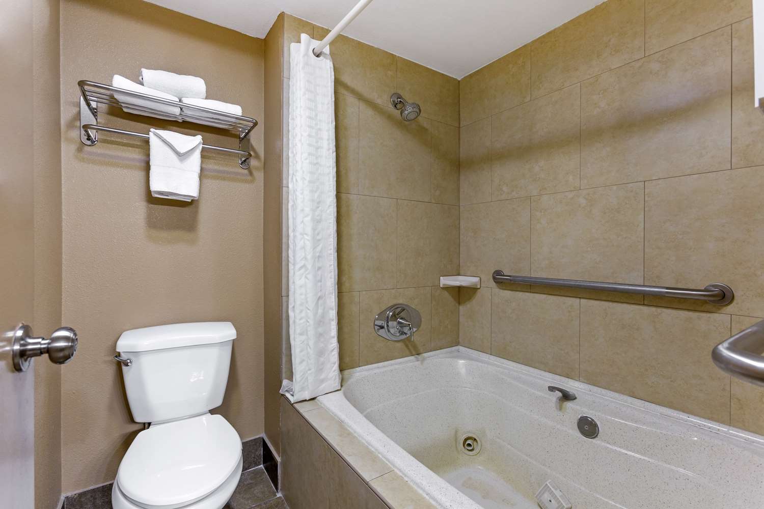 جناح بسريرين كوين مع أريكة بحوض جاكوزي، Royal Sun Inn & Suites 4/4