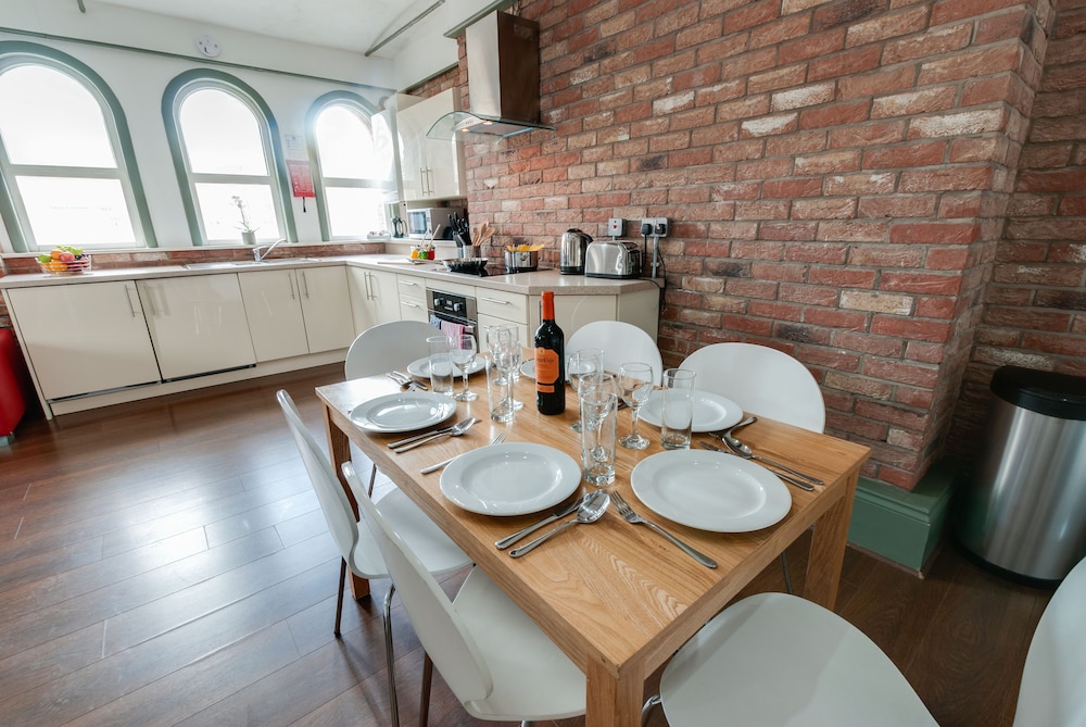 Base Serviced Apartments - Sir Thomas Street 50/57