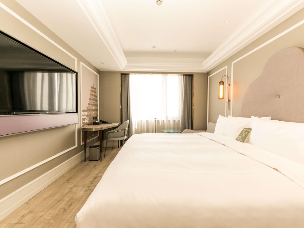DELUXE, KING BED