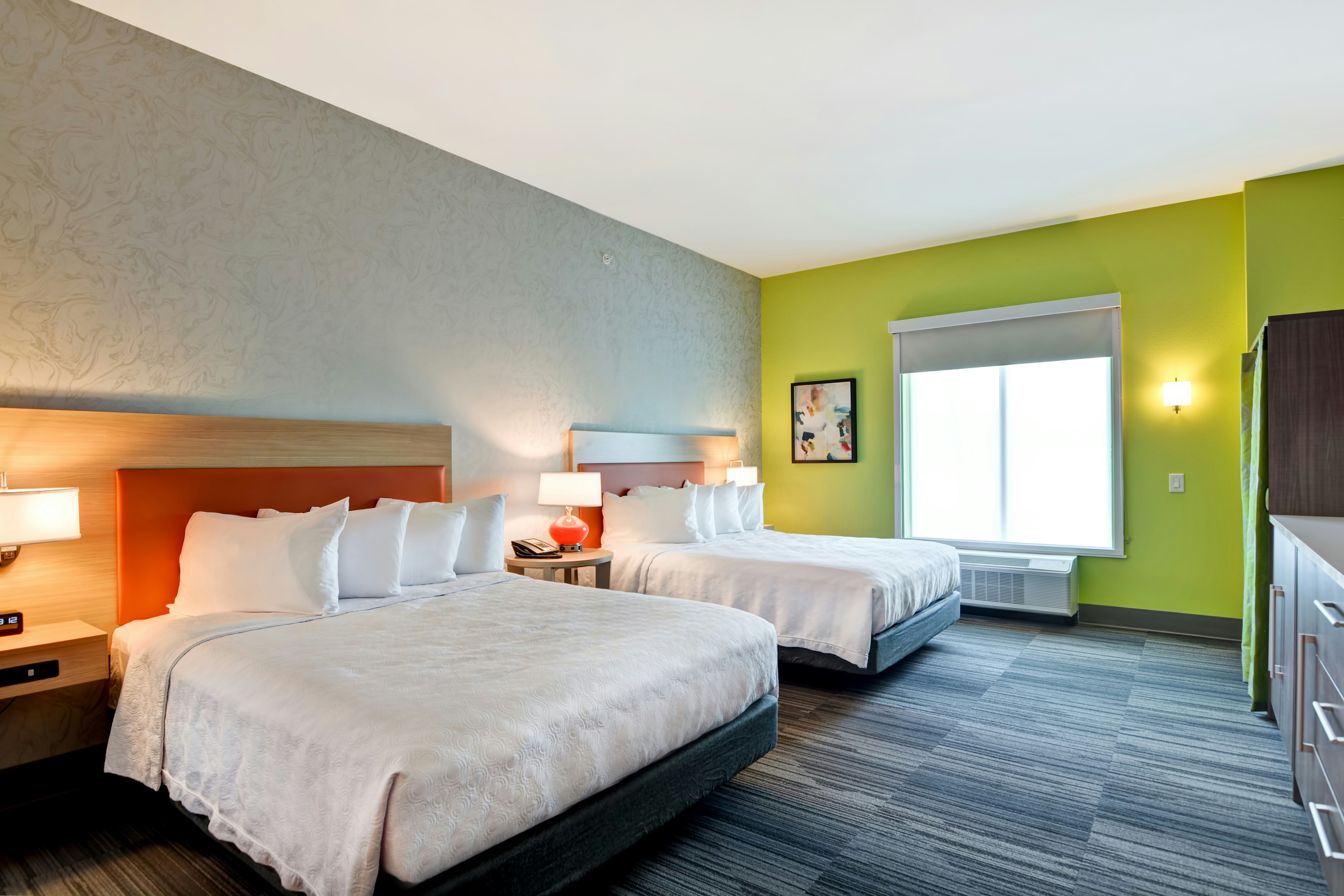 studio, 2 queen beds