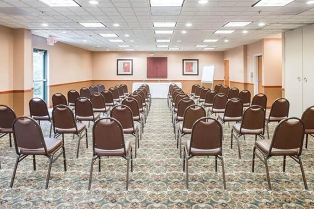 Home2 Suites by Hilton St. Charles St.Louis 33/38