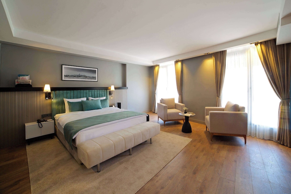 SUITE, KING BED