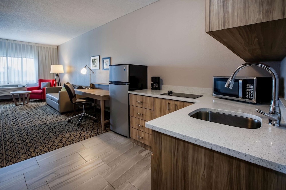 Days Inn & Suites by Wyndham Rochester Hills MI 13/31