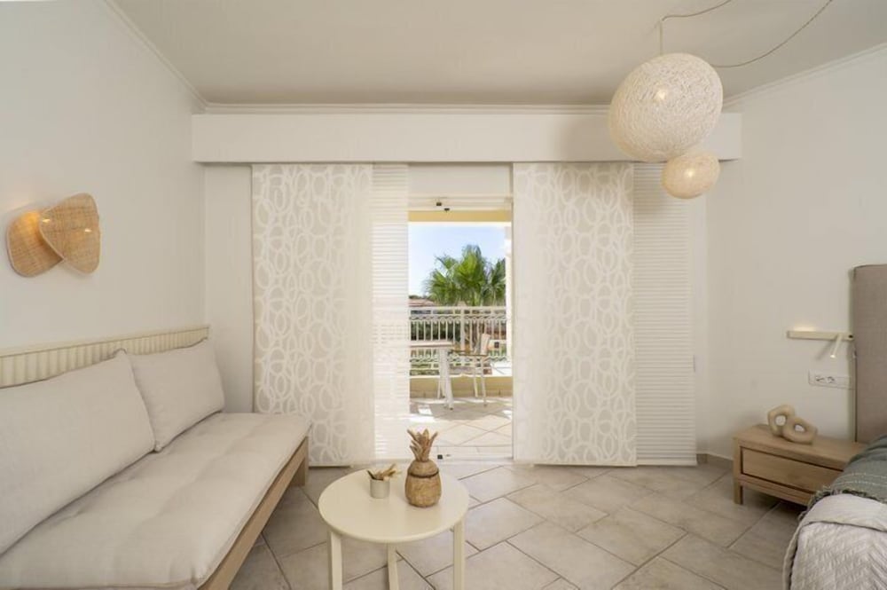 Arkadia Luxury Hotel Apartments 32/50